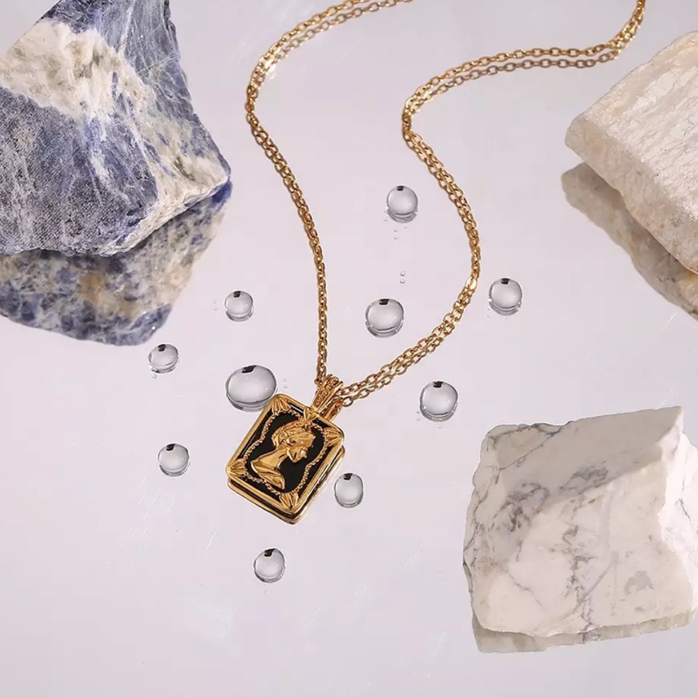 New Queen 18K Gold Black Square Pendant Necklace, nice Necklace, cute Necklace - Picture 6 of 7